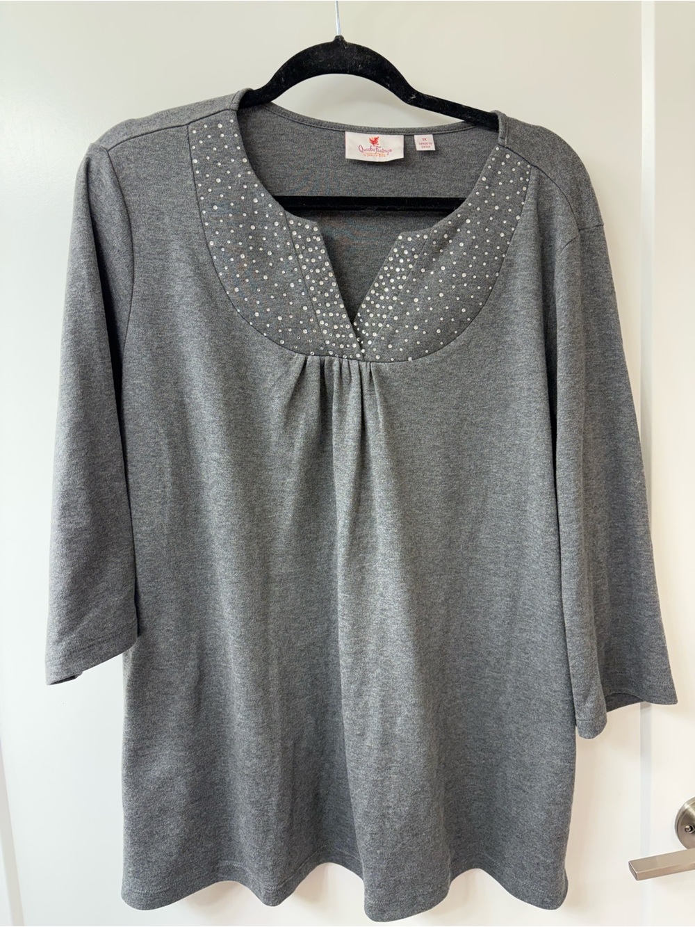 Quacker Factory Size 1X Gray Sparkle Ruched Split V-Neck T-shirt